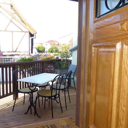 Maison Alsacienne Restauree: 3 Niveaux, Balcon, 2 Chambres, 2 Salles De Bain, Proche Commerces - Fr-1-744-9 펜션 Guémar