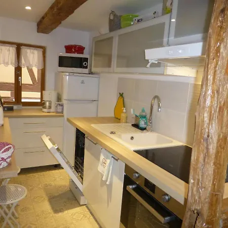 Maison Alsacienne Restauree: 3 Niveaux, Balcon, 2 Chambres, 2 Salles De Bain, Proche Commerces - Fr-1-744-9 Guemar