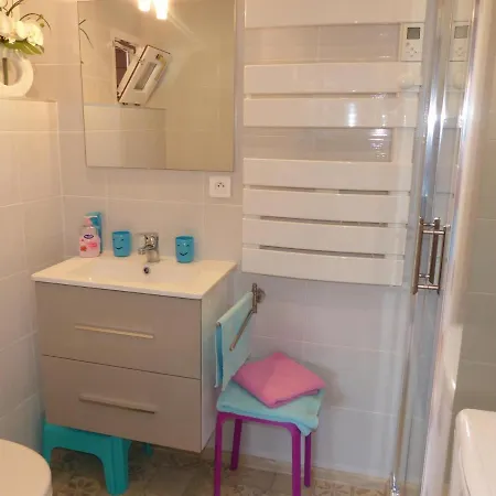 Maison Alsacienne Restauree: 3 Niveaux, Balcon, 2 Chambres, 2 Salles De Bain, Proche Commerces - Fr-1-744-9 *