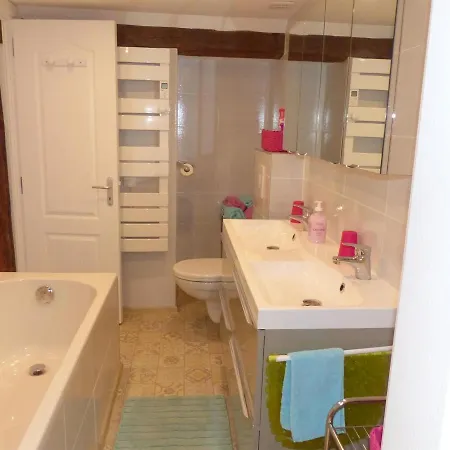 Maison Alsacienne Restauree: 3 Niveaux, Balcon, 2 Chambres, 2 Salles De Bain, Proche Commerces - Fr-1-744-9