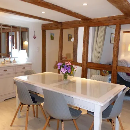 Maison Alsacienne Restauree: 3 Niveaux, Balcon, 2 Chambres, 2 Salles De Bain, Proche Commerces - Fr-1-744-9 Guémar