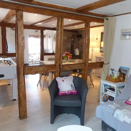 Maison Alsacienne Restauree: 3 Niveaux, Balcon, 2 Chambres, 2 Salles De Bain, Proche Commerces - Fr-1-744-9 Guemar