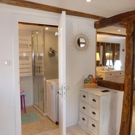 Maison Alsacienne Restauree: 3 Niveaux, Balcon, 2 Chambres, 2 Salles De Bain, Proche Commerces - Fr-1-744-9 *